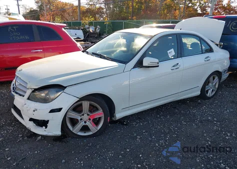 2010 Mercedes-Benz C 300 Luxury 4Matic/Sport 4Matic z USA, uszkodzony, nr VIN WDDGF8BB6AR103713